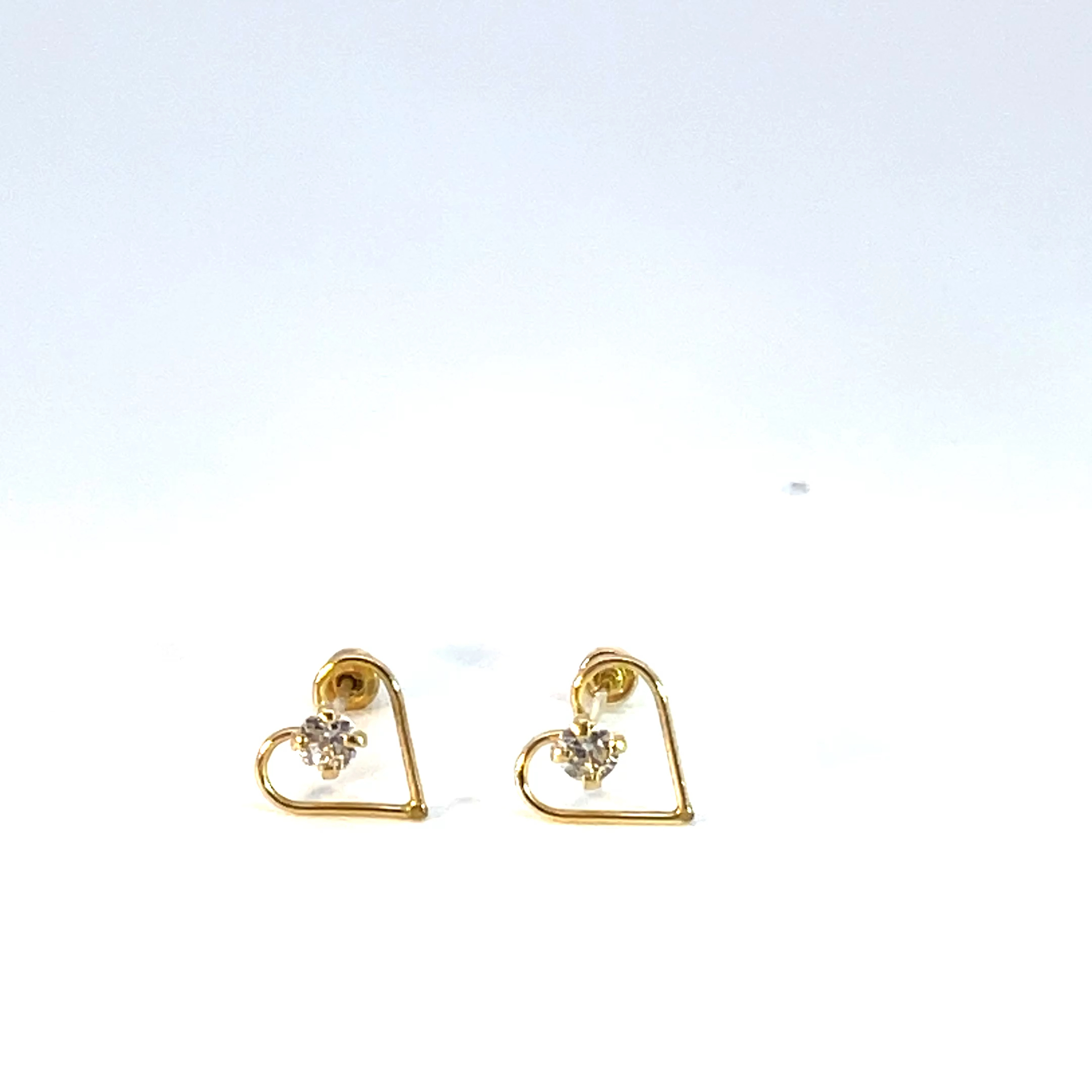 Broquel de oro 10k Corazón calado con piedra 5.5mm