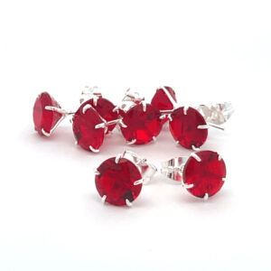 Broquel de plata Sin bisel con piedra redonda roja 8mm