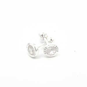 Broquel de plata Bisel facetado con piedra redonda blanca 4mm