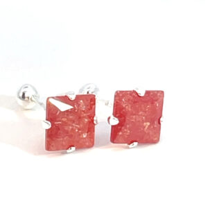 Broquel de plata congelada con piedra cuadrada roja 6mm