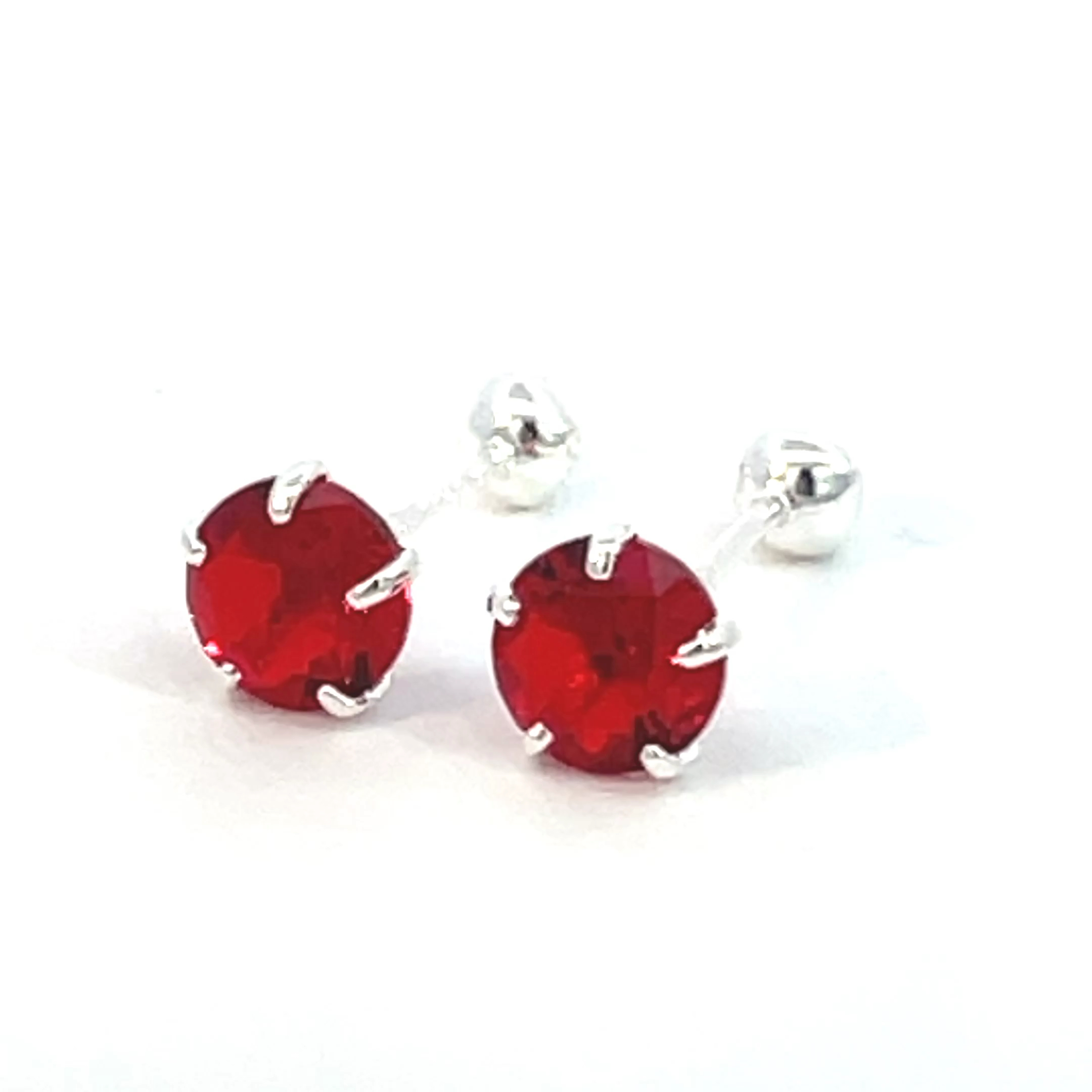 Broquel de plata Sin bisel con piedra redonda roja 5mm