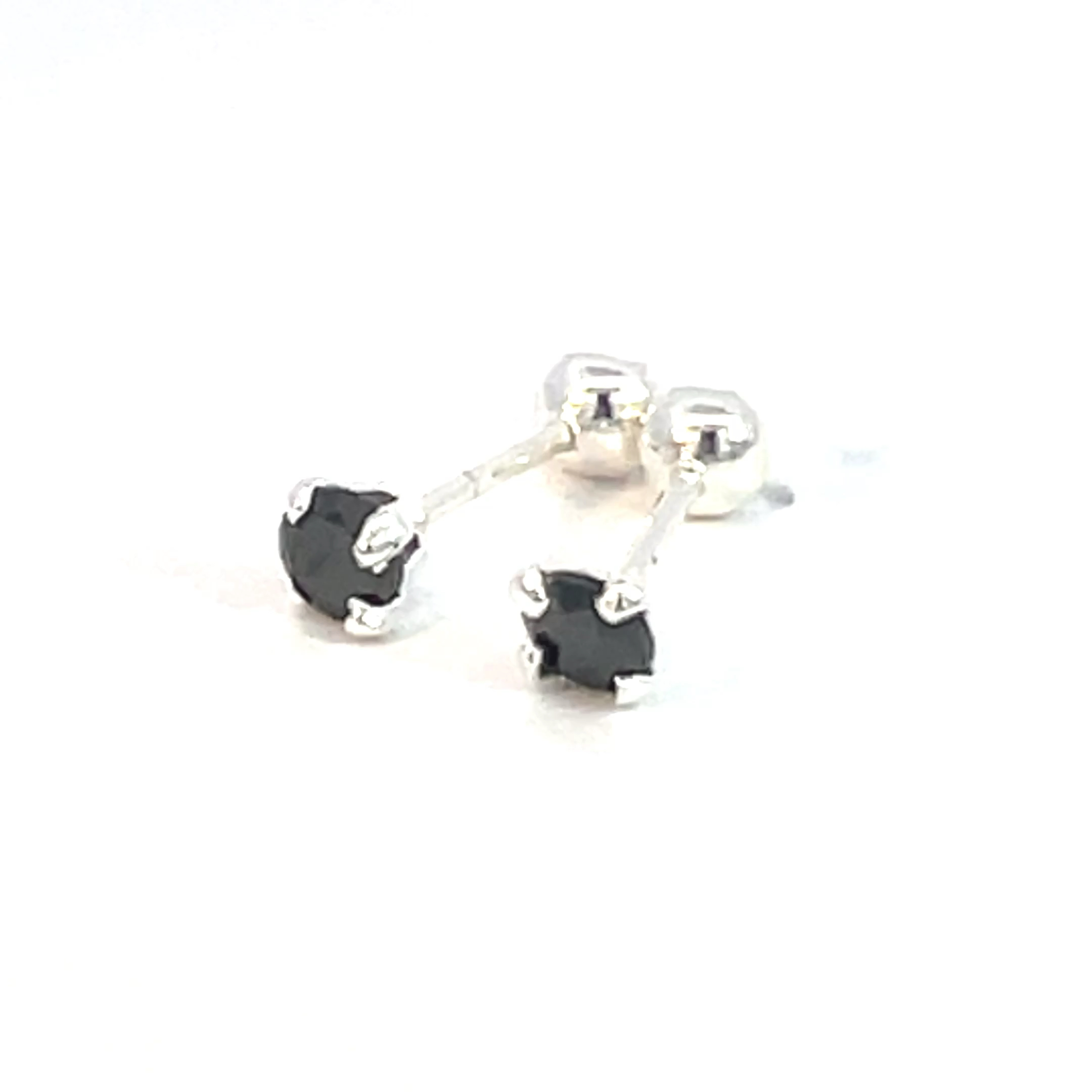 Broquel de plata Sin bisel con piedra redonda negra 3mm