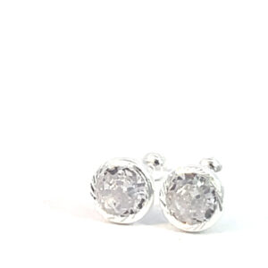 Broquel de plata Bisel facetado con piedra redonda blanca 6mm