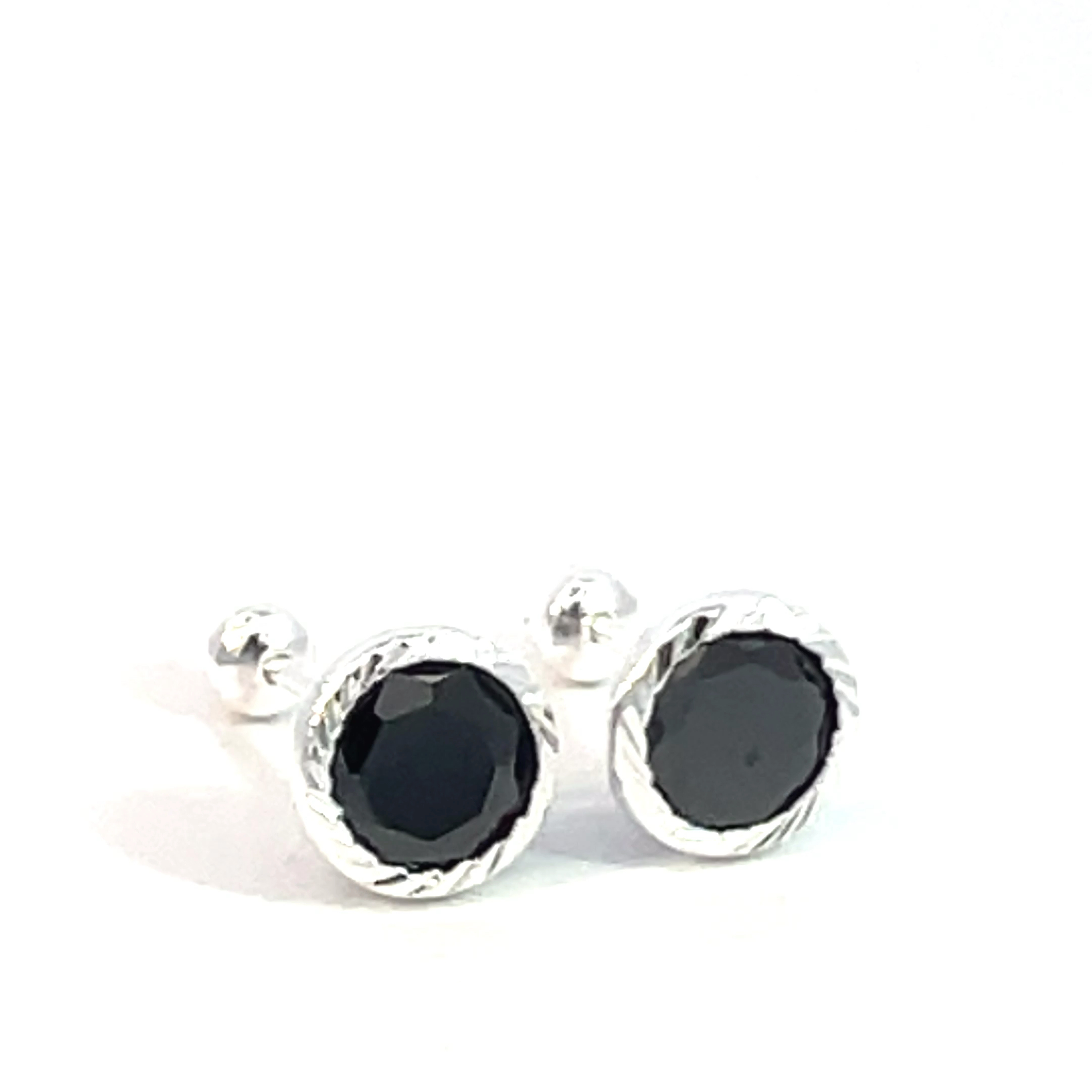 Broquel de plata Bisel facetado con piedra redonda negra 6mm