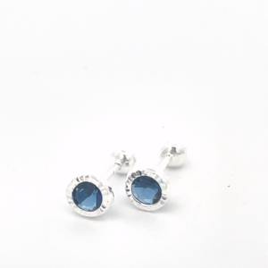 Broquel de plata Bisel facetado con piedra redonda azul 4mm
