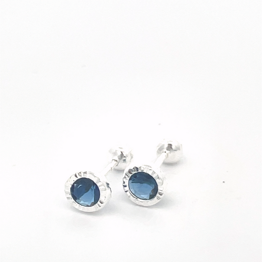 Broquel de plata Bisel facetado con piedra redonda azul 4mm