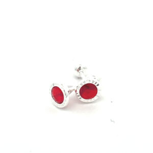 Broquel de plata Bisel facetado con piedra redonda roja 4mm