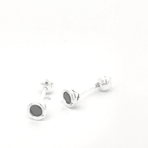 Broquel de plata Bisel facetado con piedra redonda negra 3mm