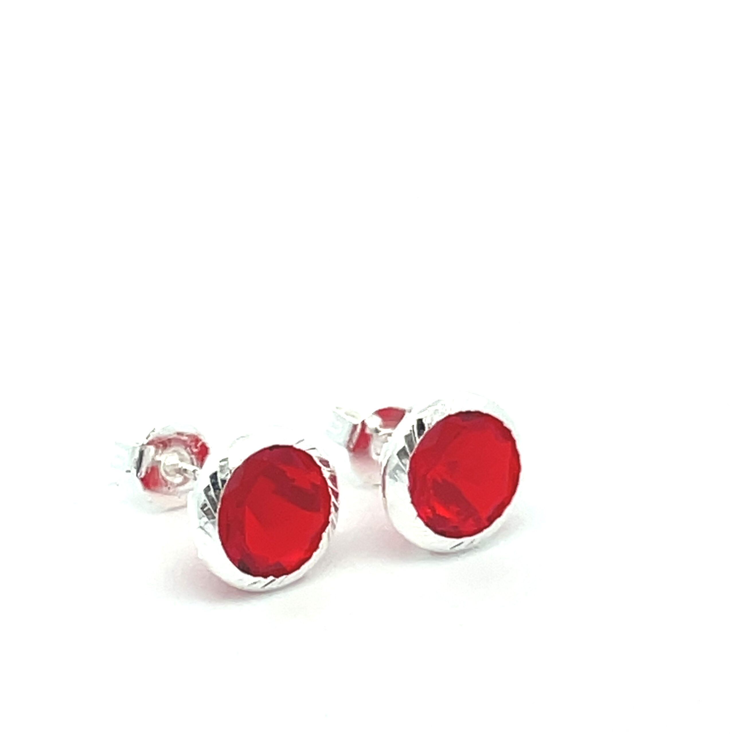 Broquel de plata Bisel facetado con piedra redonda roja 8mm